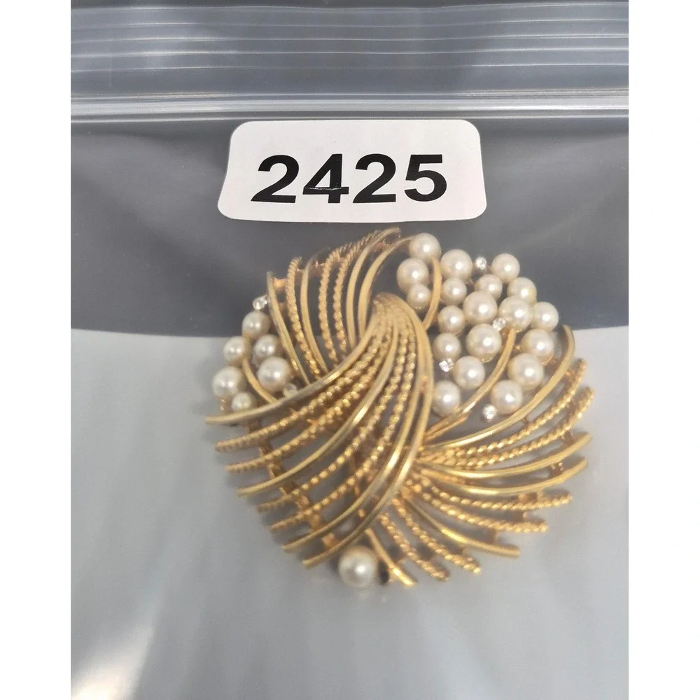 Vintage Lisner Brooch Woman Gold Faux Pearl Rhinestone Sunburst Spray Pin READ